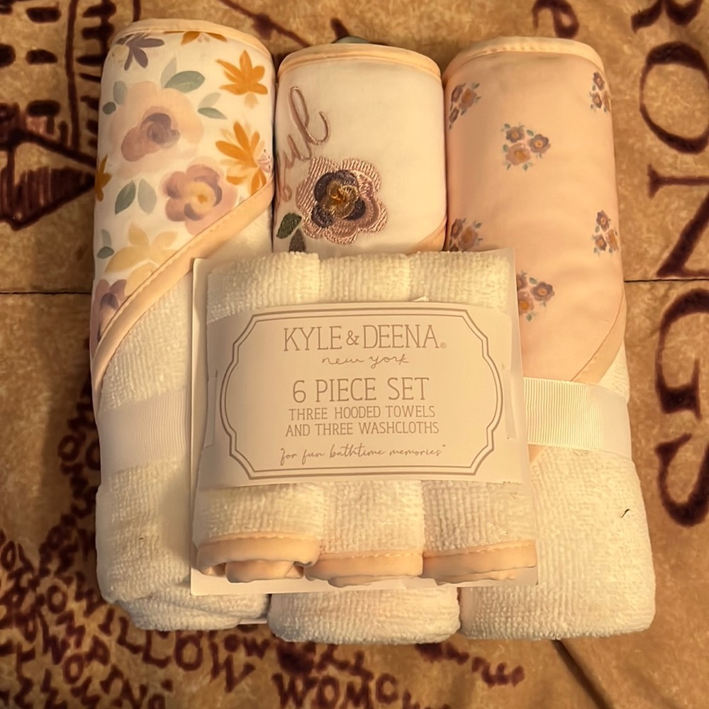 NWT 6 Piece Baby Hooded Towel aAnd Washcloth Set